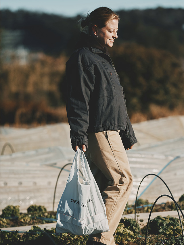 【DEAN ＆ DELUCA×BRIEFING／サコッシュトートバッグ】メッシュポケット裏のスペースに収納されているバッグを開くとトートバッグとして使えます