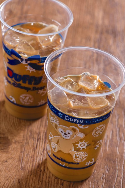 アイスキャラメルミルクティー、スーベニアドリンクボトル付き 1400円｜ケープコッド・コンフェクション｜東京ディズニーシー「ダッフィー＆フレンズのスプリング・イン・ブルーム」スペシャルメニュー