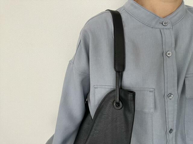 【LOWRYS FARM ヤワラカルイ５ポケトートBAG】肩への負担が少ないだけでなく、ツルツル素材の服でもずり落ちにくいのが嬉しいポイント！