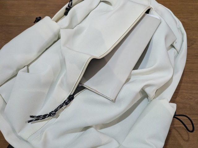 【OFAMOUS リュック】前面のファスナーは縦に大きく開くので、手帳など大きめサイズのものも出し入れがラクです♪