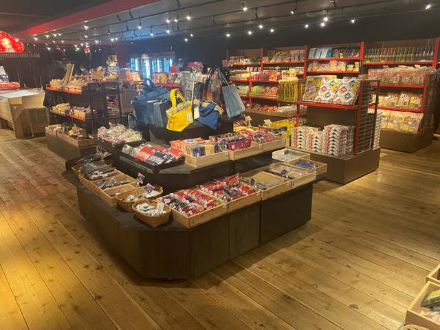 【星野リゾート　青森屋】お土産品がズラリと並ぶ「じゃわめぐ売店」