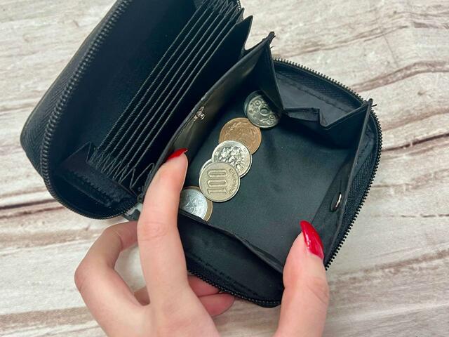 フラットに大きく開くため、コインが取り出しやすい！