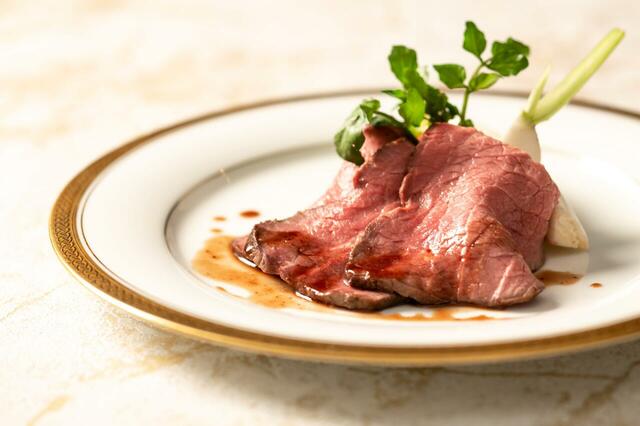 「＜ディナー＞足柄牛のローストビーフ」＜期間：2025年4月1日～6月30日＞【鉄板焼ステーキ食べ放題！アジア各国のグルメも好きなだけ！川崎日航ホテルで豪華ブッフェ開催！】