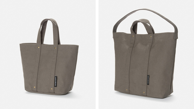 両サイズとも真鍮の鋲とロゴ入りのタグ、３つのポケットとマグネットボタン付き【DEAN & DELUCA「コットントートバッグ　カーキ」】