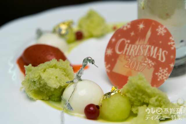 グラン・マニエのパルフェと 柚子風味のホワイトチョコレートムース ピスタチオのマイクロウェーブスポンジ|“クリスマス・ファンタジー”ディナーコース ユールタイド 15,430円|東京ディズニーランドホテル「カンナ」
