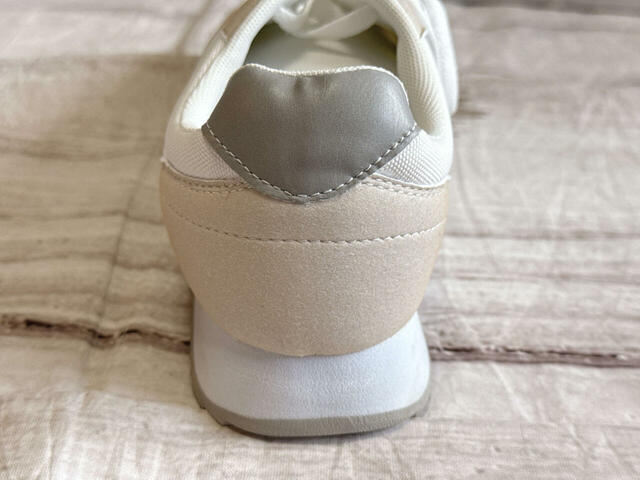 バックステーも合成皮革素材。配色もおしゃれ♪