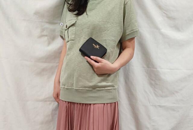 明るいカラー×黒い財布でカジュアルに