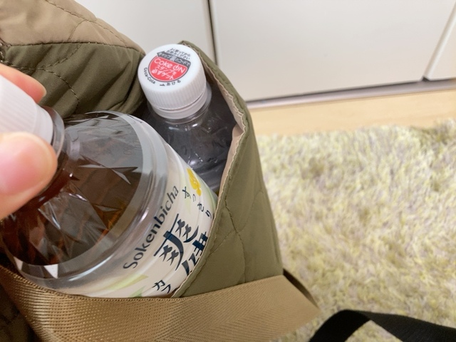 【ワークマン FieldCore 撥水・中綿マルチポケットトート】500mlペットボトルが2本も入るサイドポケットが超便利！