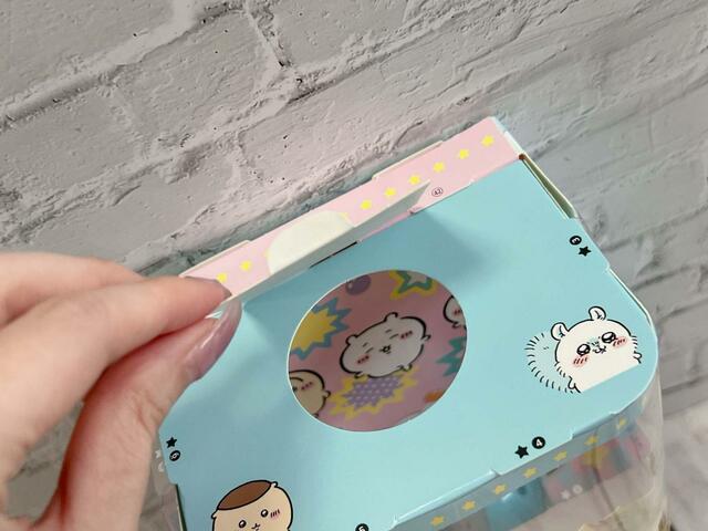 【最新付録 ちいかわガシャポン】ガシャポン本体の上部にある蓋を開けて…