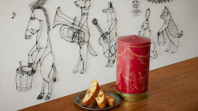 「ホリデーオルゴール缶」<価格:¥2,800(税込 ¥3,024)>【【DEAN&DELUCA】世界各国の“おいしい”が揃う「ホリデーマーケット」スタート!Xmasが待ち遠しくなるアイテムが勢揃い♪】