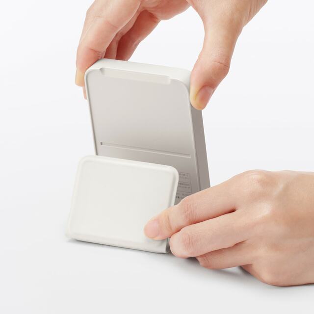 無印良品「スマホスタンドにもなるモバイルバッテリー（マグネット式充電対応5000mAh） 」4,990円（税込）
