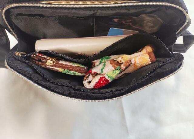 ハンカチ・カードケース2つ、長財布、カードが入りました