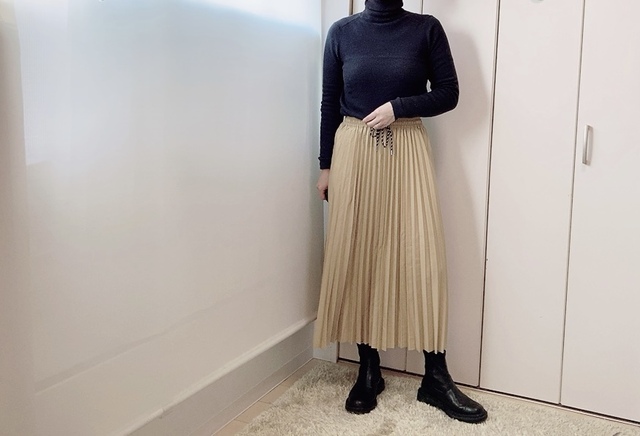 【ワークマン レディース撥水ライトプリーツスカート】縦のラインが強調されてスリム見え
