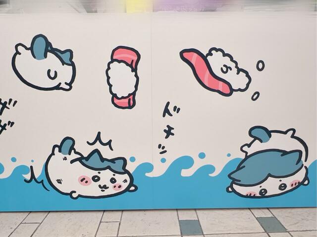 レジ台下の装飾。勢転ぶハチワレを様々な角度から楽しめます