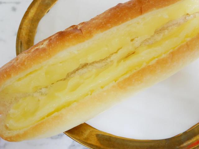 ミルク風味のクリームが端までぎっしり／ミルクフランス　税込173円