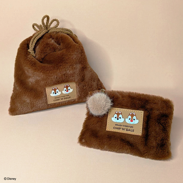 ファー巾着ポーチ 550円、ファーフラットポーチ 550円｜キャンドゥ ディズニー「チップ＆デール」グッズ