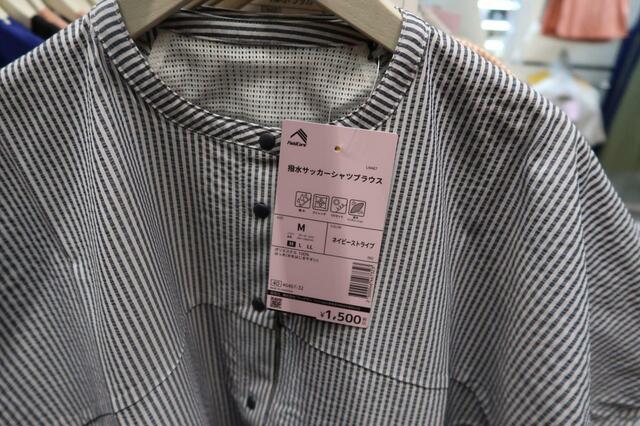 「撥水サッカー半袖ブラウス」襟なしタイプの首部分