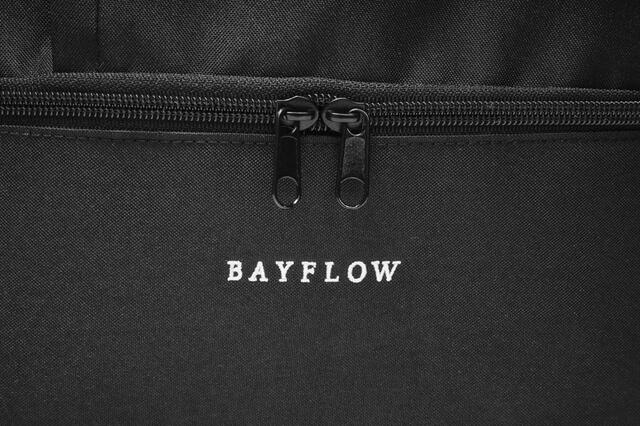 【BAYFLOWバックパック】バックパックの下部に、シンプルでクールなロゴ刺繍が