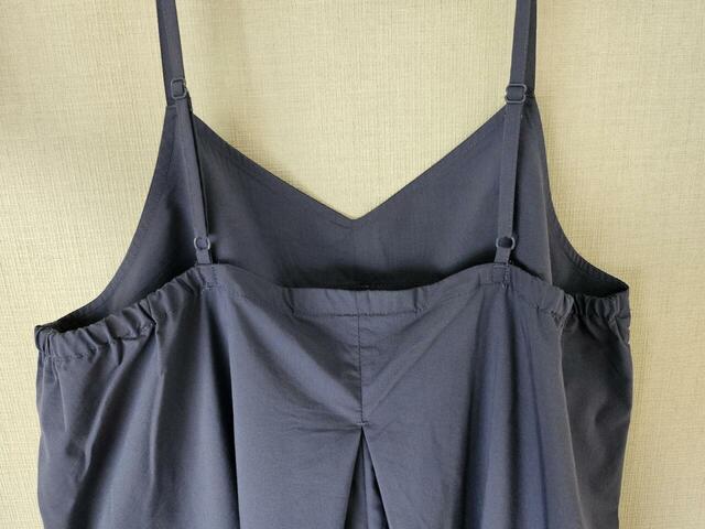 【無印良品 乾きやすいブロードキャミソールワンピース】背面デザイン。合わせるインナーによって印象を変えられます