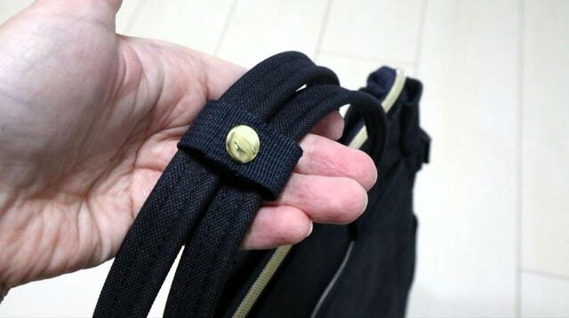 【anello(アネロ) 2WAYリュック POST】ハンドルはスナップボタンで留められる仕様。トートバッグとしても使えます