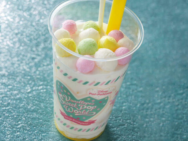 レモンチーズケーキドリンク 700円｜販売店舗：東京ディズニーランド「リフレッシュメントコーナー」「キャンプ・ウッドチャック・キッチン」ほか｜ディズニー・パルパルーザ「ヴァネロペのスウィーツ・ポップ・ワールド」スペシャルメニュー