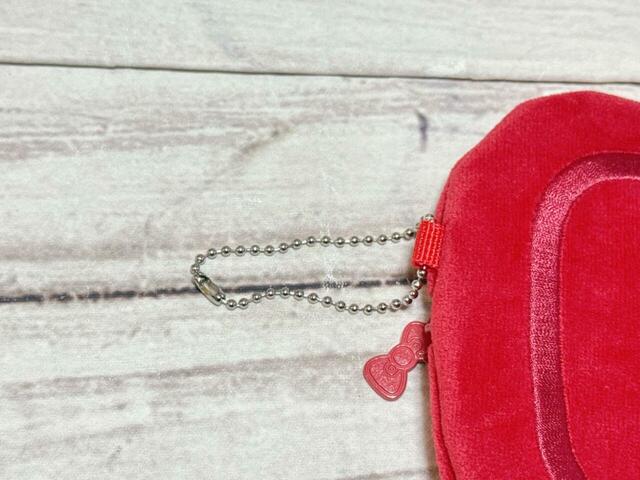 サイドにはボールチェーン付きで、バッグなどにチャームとして付けることができる!