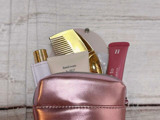 リップやハンドクリームだけでなく、コームとミラーも収納できました♪