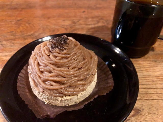 【スターバックスコーヒー　栗とほうじ茶のモンブラン】手のひらに乗るサイズ感なので、ゆっくり味わって頂きます
