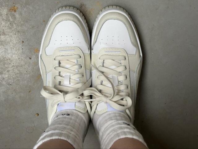 【PUMA ウィメンズ キャリーナ ストリート スニーカー】計5kmほど歩いてみても靴擦れなどのトラブルはなく、坂道や階段も問題なし！