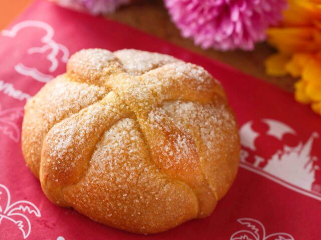 パン・デ・ムエルト（オレンジ入り） 400円｜東京ディズニーシー「ラソス・デ・ラ・ファミリア」メニュー｜販売店舗：東京ディズニーシー「ユカタン・ベースキャンプ・グリル」｜販売期間：2025年9月16日（火）〜11月2日（日）