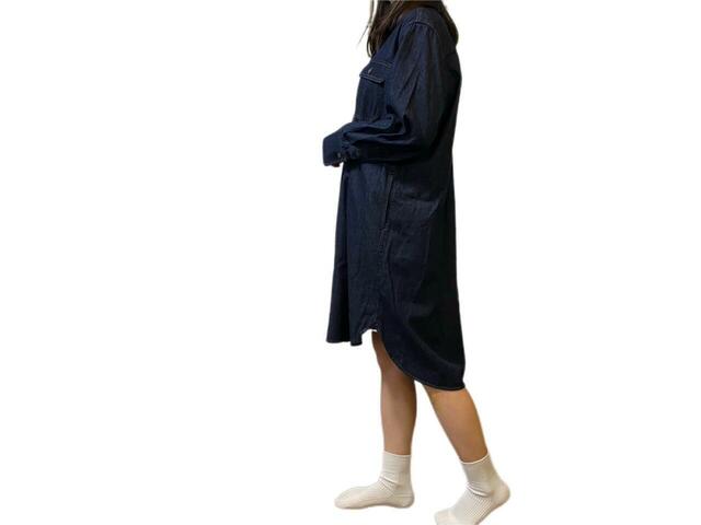 【UNIQLO デニムシャツワンピース】足元が見えるので靴下で遊ぶのも楽しそうです