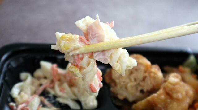 【ラ・ムー 唐揚げ&みそ野菜炒め弁当】付け合わせのマカロニサラダも甘めの懐かしい味