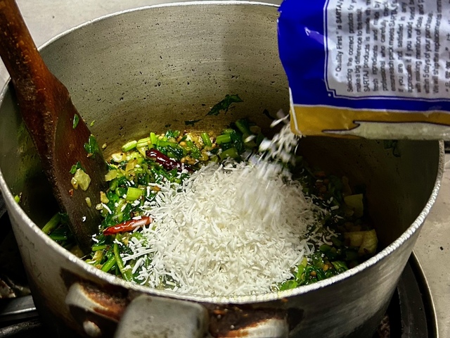 【南インド料理 葉菜hana】ココナッツファインを入れる。スーパーにはないかも。ぜひ用意してください、香りとつぶつぶ感が絶妙