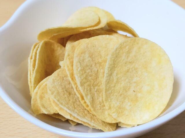 【日本ケロッグ プリングルズ バターキャラメル 576g（48g×12缶） 1488円】生地は薄めで、軽い食感に仕上がっている