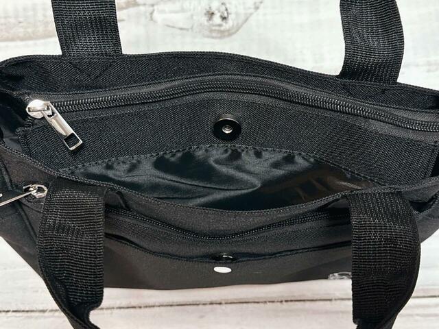 メイン収納のフロントとバックのスナップボタン付きポケット×2