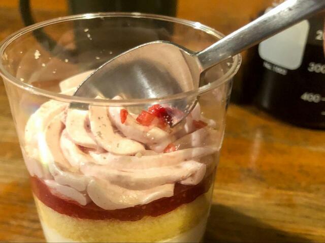【ローソン　苺のカップショートケーキ（苺＆ホワイトチョコ）もちもち苺ケーキ大福（苺＆ホワイトチョコ）】見た目が可愛くてスプーンで掬うのが少し勿体無いです