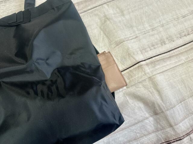 背面ポケットにはミニ財布をイン