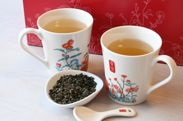 【ゴンチャ「Gong cha ORIGINAL HAPPINESS BAG 2025」】左側が二煎目のお茶(やや薄め)、右側が一煎目のお茶。