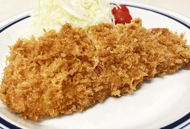 綺麗に揚がった「まい泉のロースかつ」。衣のサクサク感にうっとり！