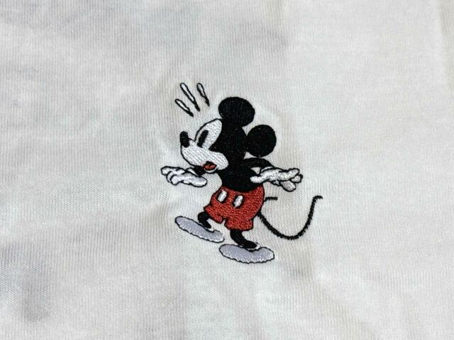 フロントは胸元にさりげなくミッキーの刺繍入りで、シンプルなワンポイントに♪