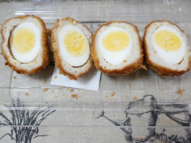 半分のカットでもしっかりボリューム。スコッチエッグ　税込322円