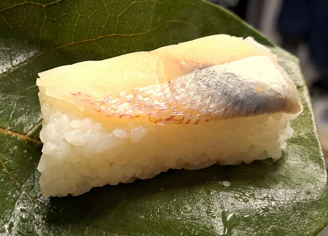 新大阪駅で仕込んだ「柿の葉寿司」