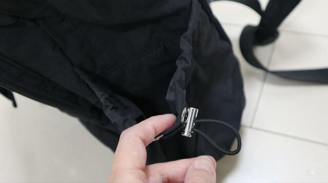 【niko and ... オリジナルギャザーライトデイパック】サイドポケットはドローストリングコード付き。収納した物に合わせて絞り具合を調節できます