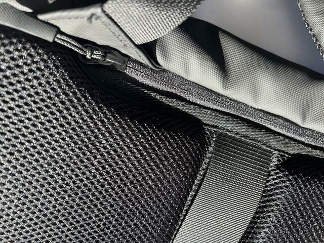 【カインズ TRADDYファスナーが隠れるバックパック】背中側のポケットは荷物を取られにくいので大事なものを隠しやすい