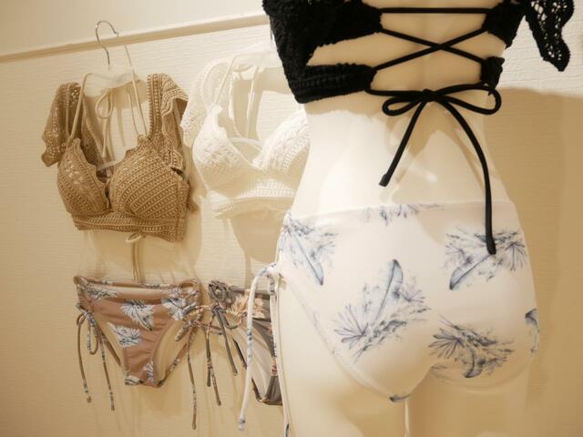 『リップサービス』フェザー柄ショーツ無地フリルビキニ