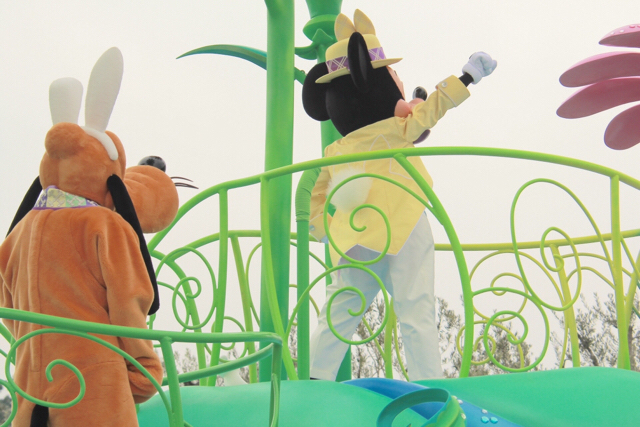 東京ディズニーランド「ディズニー・イースター2015」／「ヒッピティ・ホッピティ・スプリングタイム」ミッキーマウス ©Disney