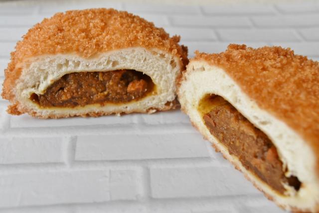 パカッと開くとスパイスの香りが広がる。／ローソン『スパイス香るビーフカレーパン』120円 (税込130円)