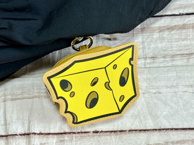 取り外し可能なジェリー＆タフィーの大好物のチーズのポーチチャーム付き！