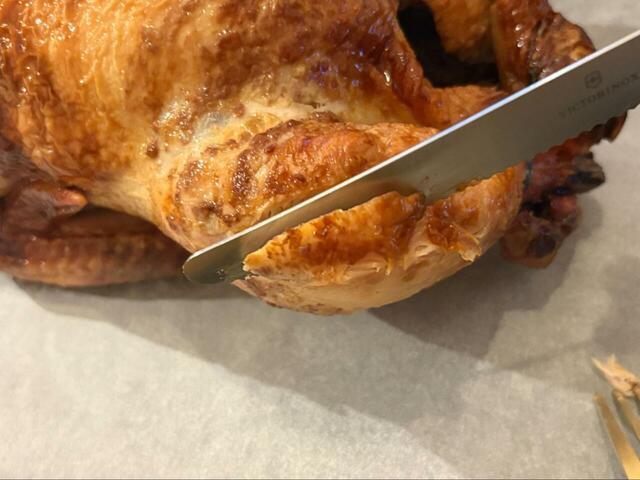 【コストコ ロティサリーチキン】大きいからナイフで切り分けながら食べるのが楽しい！家族みんなでシェアするスタイルにぴったり♪