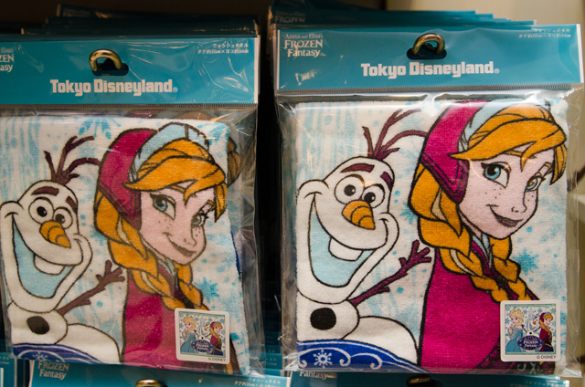 東京ディズニーランド(TDL)「アナとエルサのフローズンファンタジー」期間中に購入できる、映画『アナと雪の女王』関連グッズ ©Disney